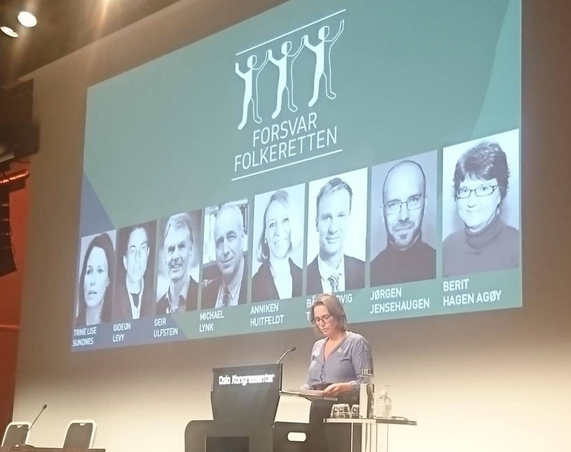 Trine Lise Sundnes taler på konferansen "Når folkeretten brytes" 3. november 2020. Foto: FN-sambandet.